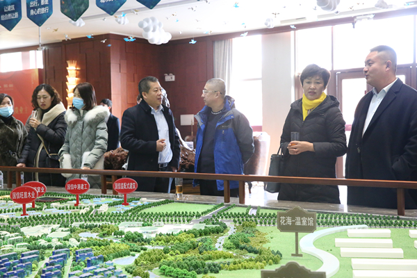 18.桑立濤總經(jīng)理向考察團介紹項目情況_副本.jpg 18.桑立濤總經(jīng)理向考察團介紹項目情況_副本.jpg