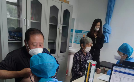 23. 健康公司返聘專家出診接待患者_(dá)副本.jpg 23. 健康公司返聘專家出診接待患者_(dá)副本.jpg