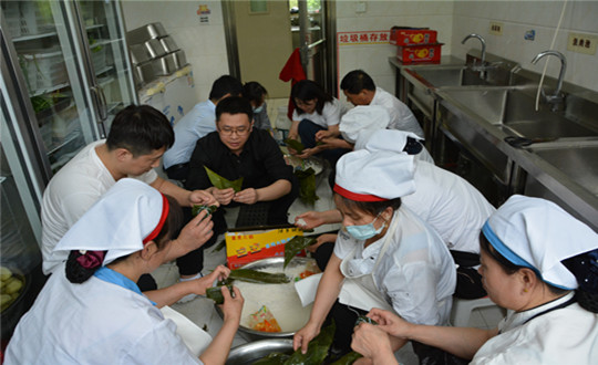 1. 南山總公司組織員工體驗(yàn)包粽子_副本.jpg 1. 南山總公司組織員工體驗(yàn)包粽子_副本.jpg