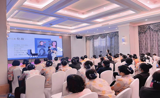 9.酒店公司為所有女員工開展化妝培訓(xùn)_副本.jpg 9.酒店公司為所有女員工開展化妝培訓(xùn)_副本.jpg