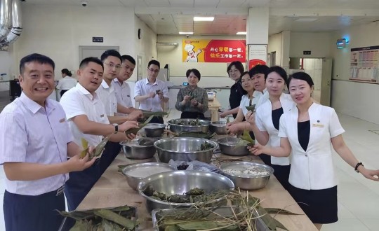 28.酒店公司端午節(jié)“包粽子”活動(dòng)現(xiàn)場(chǎng)_副本.jpg 28.酒店公司端午節(jié)“包粽子”活動(dòng)現(xiàn)場(chǎng)_副本.jpg