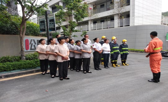 19.物業(yè)總公司攀枝花信逸物業(yè)開展消防演練_副本.jpg 19.物業(yè)總公司攀枝花信逸物業(yè)開展消防演練_副本.jpg
