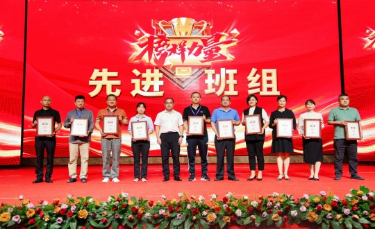 18.酒店公司溫泉浴區(qū)領(lǐng)班于光輝榮獲“榜樣力量”服務(wù)明星_副本.jpg 18.酒店公司溫泉浴區(qū)領(lǐng)班于光輝榮獲“榜樣力量”服務(wù)明星_副本.jpg