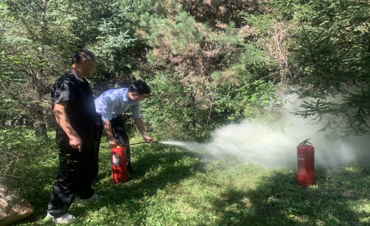 2.南山總公司在安全大排查工作中對滅火器進(jìn)行逐一檢查_副本.jpg 2.南山總公司在安全大排查工作中對滅火器進(jìn)行逐一檢查_副本.jpg