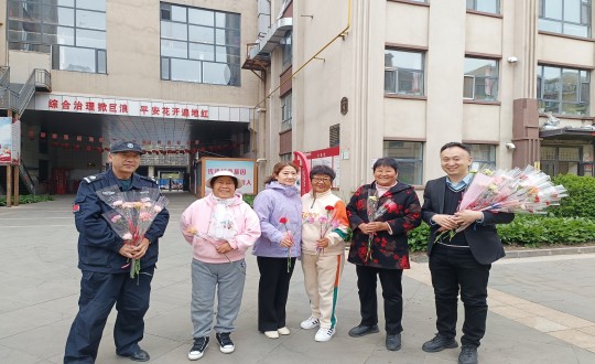 14.物業(yè)總公司敦化項(xiàng)目開展“感恩母親節(jié)送康乃馨”活動(dòng)_副本.jpg 14.物業(yè)總公司敦化項(xiàng)目開展“感恩母親節(jié)送康乃馨”活動(dòng)_副本.jpg