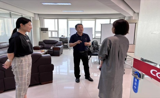 5.解菲書記與區(qū)社會(huì)工作部科長(zhǎng)李博親切交談_副本.jpg 5.解菲書記與區(qū)社會(huì)工作部科長(zhǎng)李博親切交談_副本.jpg