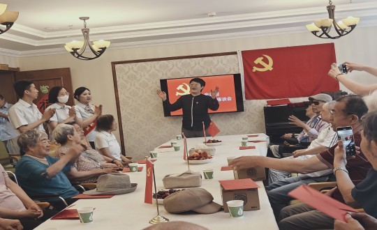 34.養(yǎng)老公司長影家舉辦“七一建黨節(jié)座談會”_副本.jpg 34.養(yǎng)老公司長影家舉辦“七一建黨節(jié)座談會”_副本.jpg