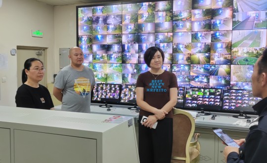 15.物業(yè)總公司副總經(jīng)理于春草帶領(lǐng)夜間巡查小組進(jìn)行夜巡_副本.jpg 15.物業(yè)總公司副總經(jīng)理于春草帶領(lǐng)夜間巡查小組進(jìn)行夜巡_副本.jpg