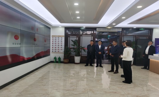 30.朝陽區(qū)委書記許軍一行認(rèn)真聆聽解菲總匯報(bào)工作_副本.jpg 30.朝陽區(qū)委書記許軍一行認(rèn)真聆聽解菲總匯報(bào)工作_副本.jpg