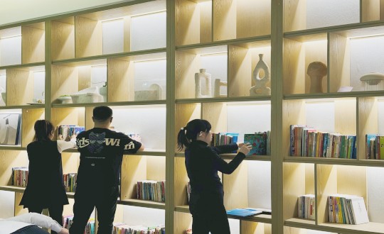 1.工作人員對書籍進(jìn)行分類上架(需處理下亮度及清晰度)_副本.jpg 1.工作人員對書籍進(jìn)行分類上架(需處理下亮度及清晰度)_副本.jpg