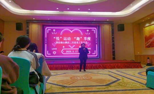 8.李瓊?cè)A總經(jīng)理為過生日員工送上祝福_副本.jpg 8.李瓊?cè)A總經(jīng)理為過生日員工送上祝福_副本.jpg