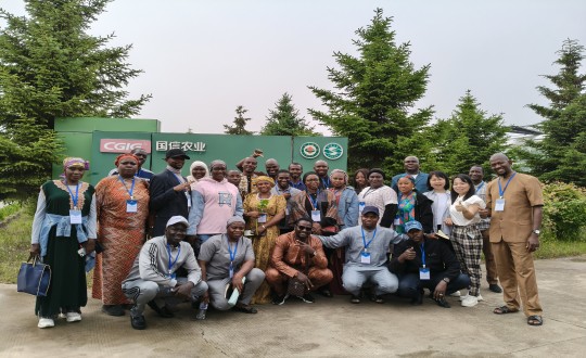 14.非洲馬里農(nóng)業(yè)部官員代表團一行合影留念_副本.jpg 14.非洲馬里農(nóng)業(yè)部官員代表團一行合影留念_副本.jpg