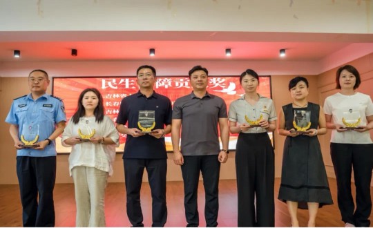 12.邵蕾代表健康板塊領(lǐng)取組委會(huì)頒發(fā)的“民生保障貢獻(xiàn)獎(jiǎng)”_副本.jpg 12.邵蕾代表健康板塊領(lǐng)取組委會(huì)頒發(fā)的“民生保障貢獻(xiàn)獎(jiǎng)”_副本.jpg