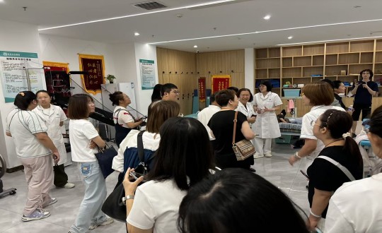 18.醫(yī)療公司接待吉林省中醫(yī)藥科學(xué)院學(xué)員參觀_副本.jpg